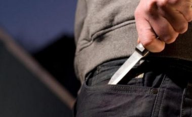 Sulmohet me thikë një person në Vushtrri