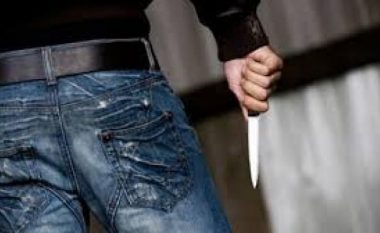 Sulmohet me thikë në Prishtinë