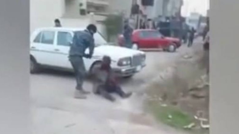 Ushtarët irakianë torturojnë xhihadistët e ISIS-it, më pas edhe i ekzekutojnë (Video,+18)