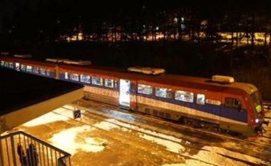 Momentet e ndalimit të trenit: Udhëtarët me autobusë mësynë Mitrovicën (Foto/Video)