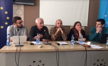 Gazetarët shqiptarë e serbë përpiqen t’i kalojnë barrierat etnike e politike