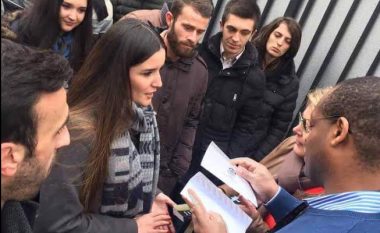 Të rinjtë e AAK-së protestojnë para ambasadës franceze për lirimin e Haradinajt