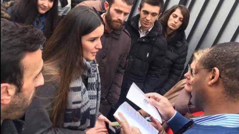 Të rinjtë e AAK-së protestojnë para ambasadës franceze për lirimin e Haradinajt