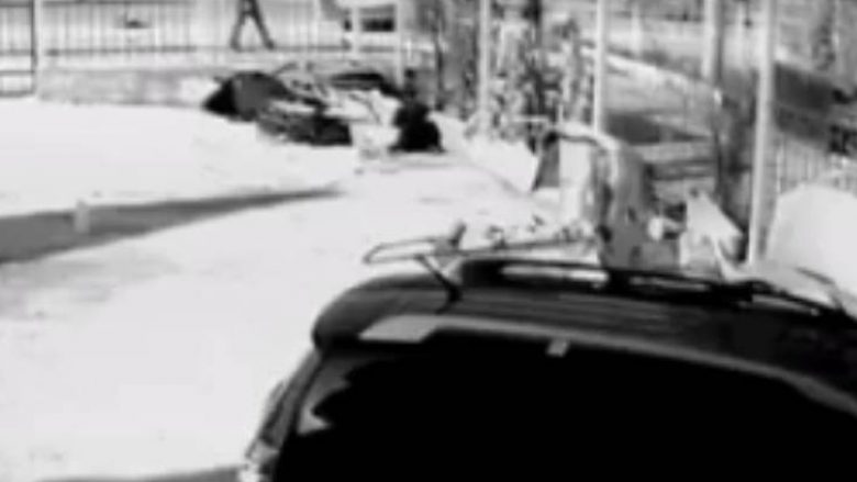 Përplasin makinat, plas sherri mes shoferëve në Tiranë (Video)