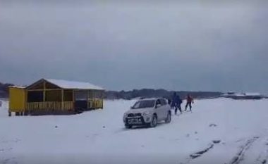 Të përdorësh veturën si sajë, shihni çfarë bëjnë këta të rinj në bregdetin e Ulqinit (Video)