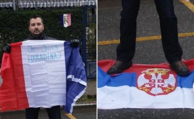 “Je suis Haradinaj”: Shqiptari shkel me këmbë flamurin serb para ambasadës franceze (Foto)