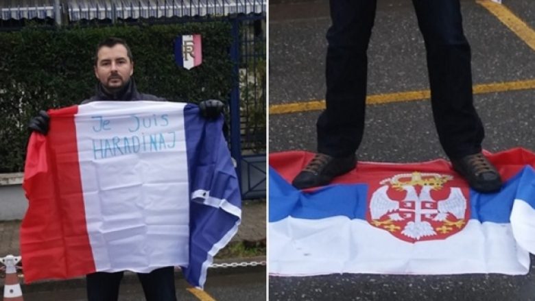 “Je suis Haradinaj”: Shqiptari shkel me këmbë flamurin serb para ambasadës franceze (Foto)