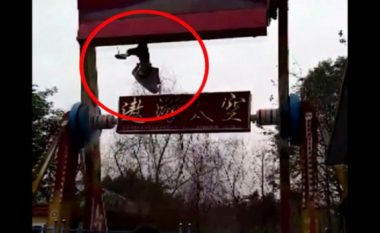 Pamje të tmerrshme: Vajza 13-vjeçe rrëzohet nga luhatësja dhe përfundon e vdekur në rrethoja të hekurta (Video, +18)