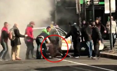 Sulmoi gruan, u zhvesh lakuriq dhe vodhi një taksi, por kur qytetarët e kapën filloi tmerri (Video, +16)