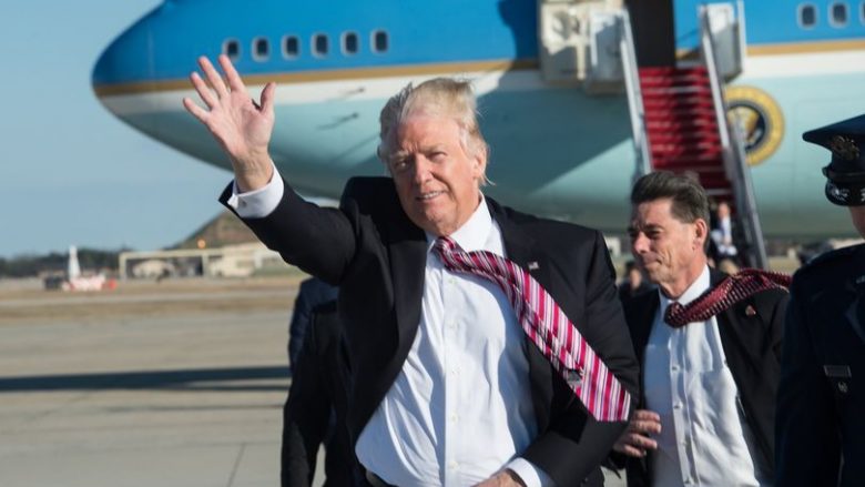 Trump ankohet se peshqirët e aeroplanit presidencial “Air Force One” nuk janë edhe ‘aq të butë’