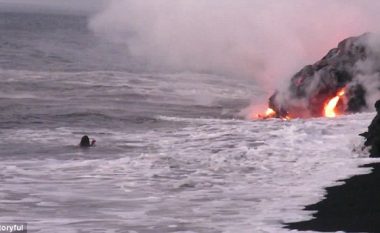 Momenti kur burri noton pranë llavës së vullkanit që po derdhej në oqean (Video)