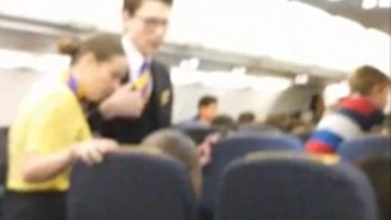 Sherr në aeroplan mes avokatëve, grinden për mbështetësen e krahut (Video)