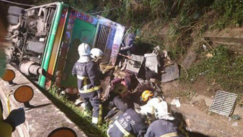 Tajvan, 28 të vdekur nga përmbysja e autobusit turistik