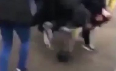 Gruaja rrahet brutalisht nga një grup adoleshentesh, kalimtarët qeshin dhe filmojnë ngjarjen thuajse nuk po ndodh asgjë e keqe (Foto/Video, +18)