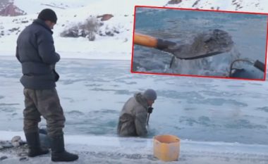 Gërmojnë nëpër lumin e ngrirë duke kërkuar flori: Në këtë fshat është aq ftohtë, sa që banorët nuk kanë nga çfarë të mbesin gjallë (Video)