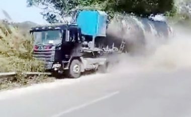 Shoferi i kamionit humb kontrollin mbi timonin, shtyp turmën e besimtarëve (Foto/Video, +18)