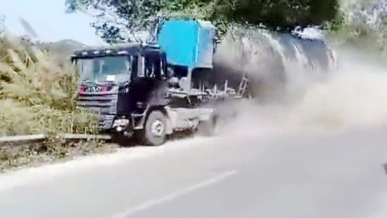 Shoferi i kamionit humb kontrollin mbi timonin, shtyp turmën e besimtarëve (Foto/Video, +18)