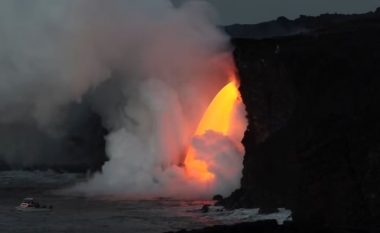 Fenomeni i pazakontë: “Ujëvarë” me llavë vullkanike (Video)