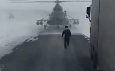 Ndodh edhe kjo: Piloti i helikopterit ushtarak humb rrugën, aterron në autostradë për ta pyetur shoferin e kamionit se ku gjendet (Foto/Video)
