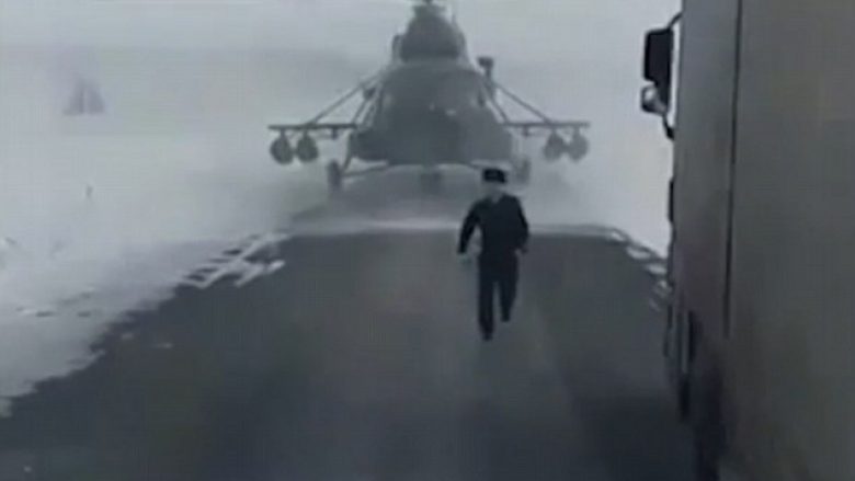 Ndodh edhe kjo: Piloti i helikopterit ushtarak humb rrugën, aterron në autostradë për ta pyetur shoferin e kamionit se ku gjendet (Foto/Video)