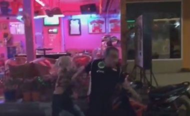 Çifti britanik refuzojnë të paguajnë pijet që i kishin porositur, kamarierja i bën për spital duke i rrahur në stilin Kung-Fu (Foto/Video, +16)