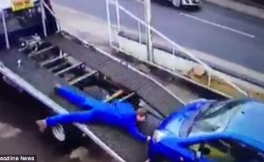 Mekaniku tërhiqet zvarrë nga vetura që rrëshqet nga merimanga (Video)
