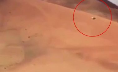 Publikohen pamjet e tmerrshme: Vetura rrokulliset dhjetëra herë në kodrën e rërës (Foto/Video, +18)