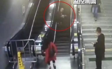 Gruaja e moshuar rrëzohet dhe rrokulliset keq shkallëve lëvizëse, shikoni reagimin e vajzës që ia shpëton jetën (Video, +16)