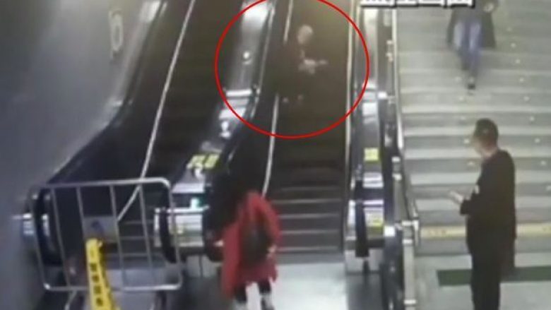 Gruaja e moshuar rrëzohet dhe rrokulliset keq shkallëve lëvizëse, shikoni reagimin e vajzës që ia shpëton jetën (Video, +16)
