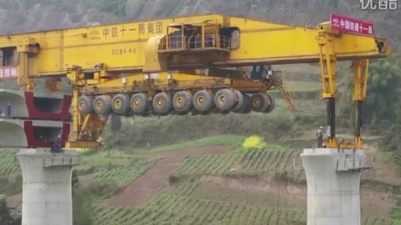 “Përbindëshi i hekurt”: Shikoni si e ndërton linjën më të gjatë hekurudhore në botë, makineria prej 580 ton (Foto/Video)