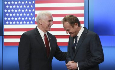 Gjatë takimit të zëvendëspresidentit amerikan Pence me zyrtarët e BE-së në Bruksel, flamuri amerikan është shfaqur me 51 yje (Foto)