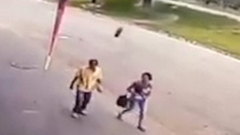 Veturës që lëvizte me shpejtësi të madhe i del rrota, dhe godet në kokë burrin që ecte në trotuar (Foto/Video, +18)