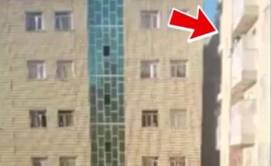Momenti horror, burri hedh bashkëshorten nga dritarja (Video, +18)