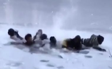 Fotografia që u kushtoi shtrenjtë: Adoleshentët tentuan të realizojnë një selfie në liqenin e ngrirë, por akulli u thye (Video)