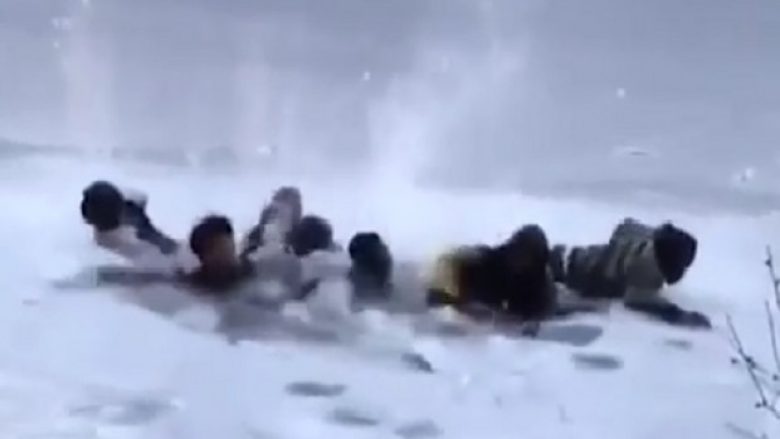 Fotografia që u kushtoi shtrenjtë: Adoleshentët tentuan të realizojnë një selfie në liqenin e ngrirë, por akulli u thye (Video)