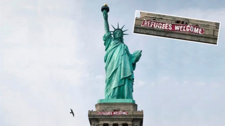 Në Statujën e Lirisë vendoset pankarta “Refugjatë jeni të mirëseardhur” (Foto)