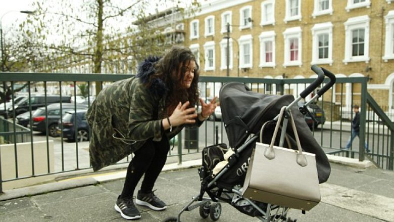 Eksperiment social: Shikoni si reagojnë qytetarët e Londrës, kur shohin një “nënë” duke i bërtitur fëmijës në karrocë (Foto/Video)