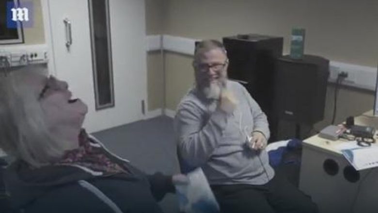 Lot dhe buzëqeshje: Pas 12 viteve martesë, çifti i shurdhër dëgjojnë për herë të parë zërin e njëri-tjetrit (Video)