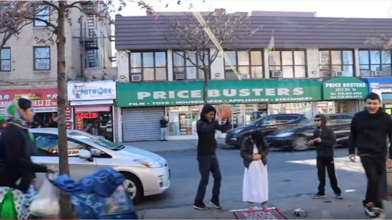 Eksperiment social: Shikoni si reagojnë amerikanët, kur shohin një grup të rinjsh duke penguar djaloshin të falet në rrugë (Video)