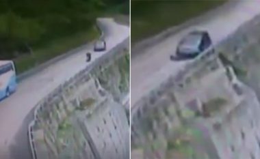 Publikohen pamjet e tmerrshme: Vetura godet drejtpërdrejt motoçiklistin i cili mbetet i vdekur në vend (Video, +18)