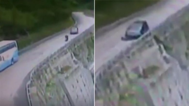 Publikohen pamjet e tmerrshme: Vetura godet drejtpërdrejt motoçiklistin i cili mbetet i vdekur në vend (Video, +18)