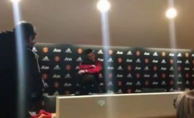 Tifozi shqiptar lë pa fjalë të dashurën në “Old Trafford”, i propozon në sallën e konferencave (Video)
