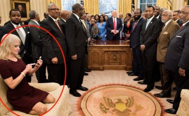 “Thyen protokollin”: Këshilltarja e Trumpit kritikohet për mënyrën se si ishte ulur në Zyrën Ovale (Foto)