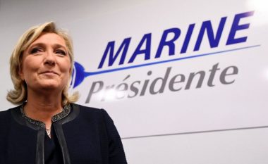Gazetari sulmohet dhe nxirret me dhunë nga salla nga pjesëtarët e sigurimit, derisa po i bënte një pyetje Marine Le Pen (Video)