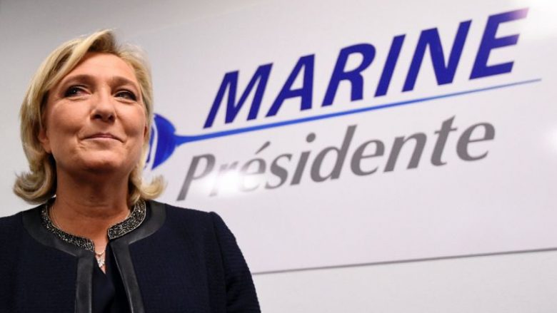Gazetari sulmohet dhe nxirret me dhunë nga salla nga pjesëtarët e sigurimit, derisa po i bënte një pyetje Marine Le Pen (Video)