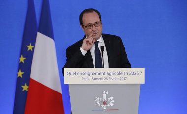 Momenti kur fjalimi i presidentit të Francës ndërpritet nga të shtënat me armë, dy të plagosur (Video)