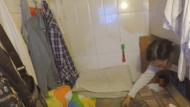 Jeta në vendin që vuan për hapësira për gjumë: Për një “banesë” sa një arkivol, qiraja shkon 210 euro në muaj! (Video)