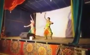 Valltari vdes derisa po vallëzonte në skenë para audiencës (Foto/Video, +18)