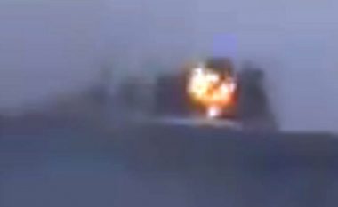 Pamje rrëqethëse: Barka e mbushur me eksploziv përplaset me luftanijen gjigante (Foto/Video)