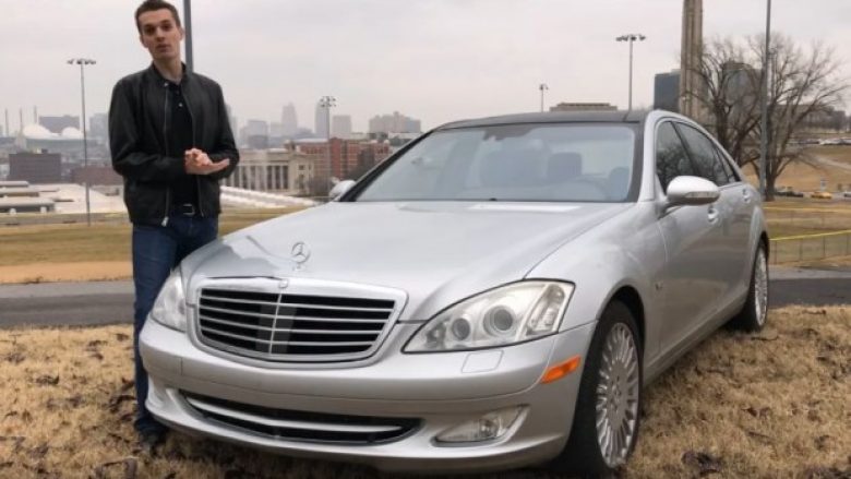 Bleu Mercedesin e prishur për 4.500 dollarë por që i ri kushton 160 mijë, shikoni si e ka rregulluar (Video)
